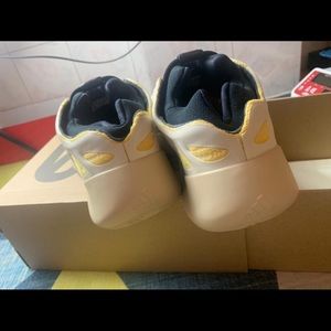 Mono Safflower size 11.5